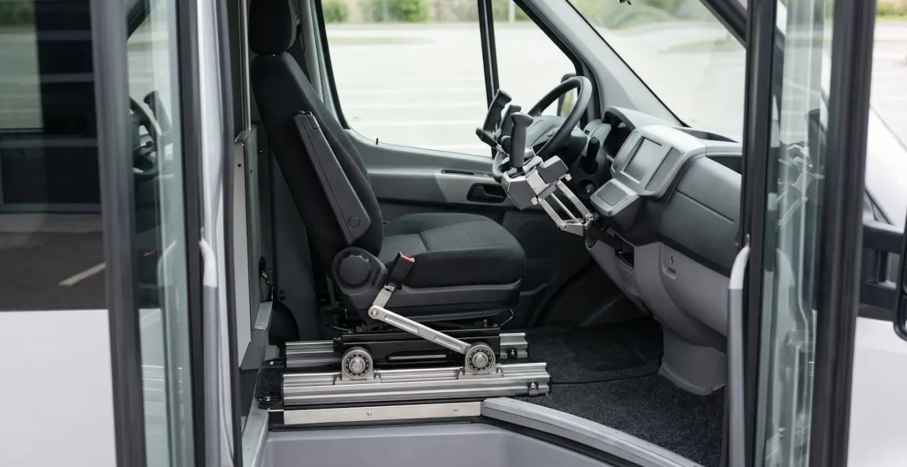 Vue latérale d'un véhicule avec siège conducteur pivotant et commandes adaptées