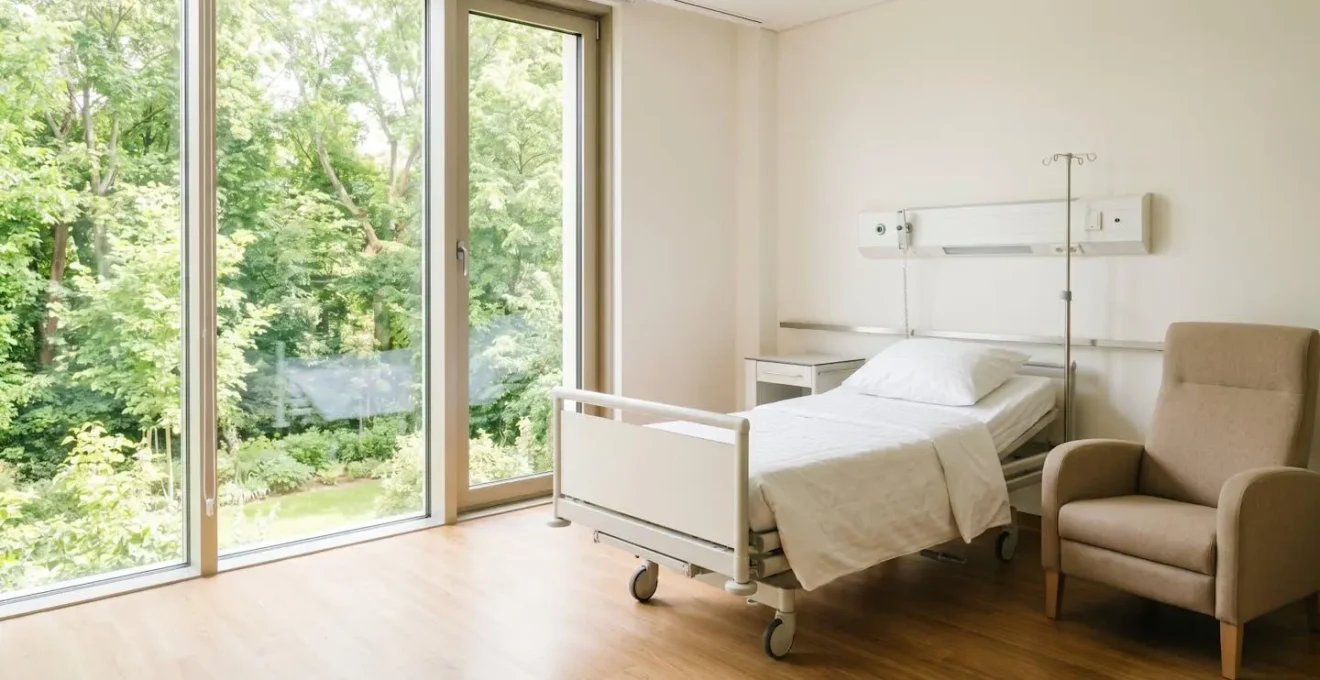 Chambre d'hôpital moderne et lumineuse avec vue sur jardin