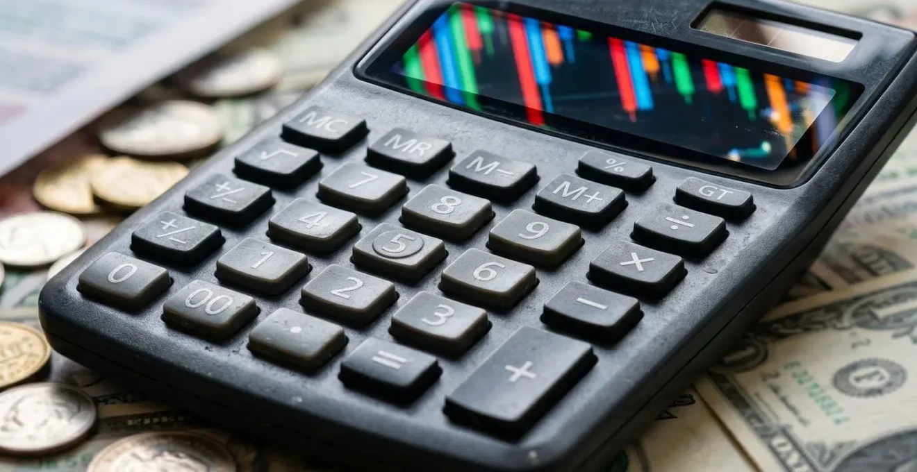 Vue macro d'une calculatrice avec des graphiques de comparaison de tarifs d'assurance