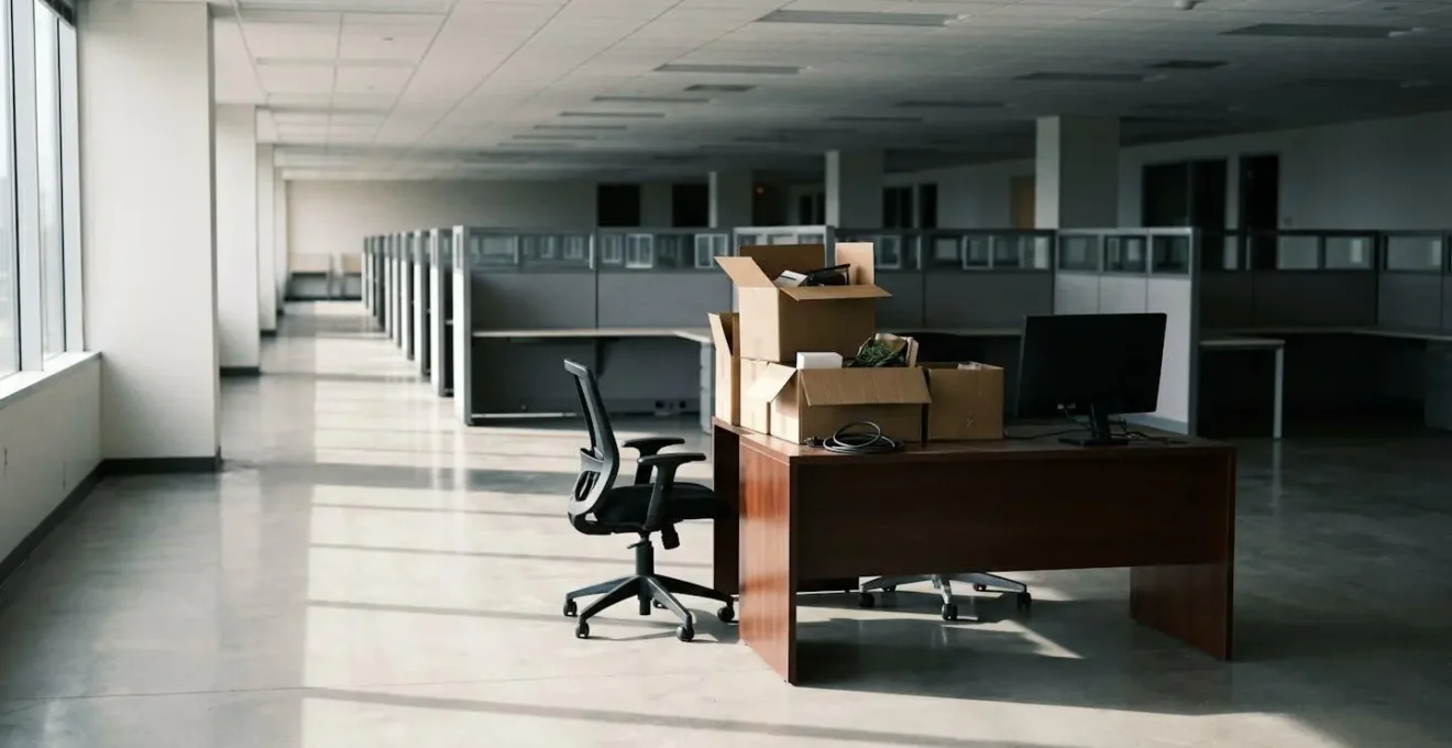Bureau d'entreprise vide avec cartons de déménagement symbolisant le licenciement économique