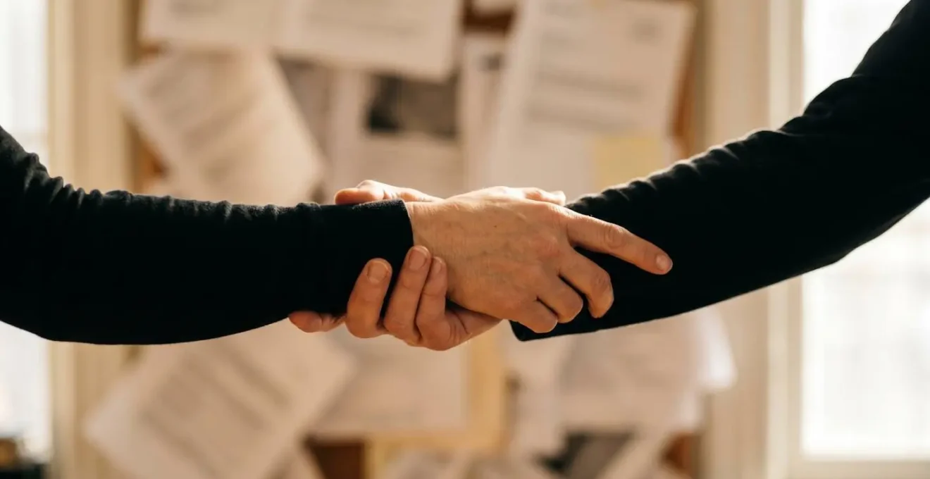 Main tendue offrant une aide symbolique avec des papiers administratifs flous en arrière-plan